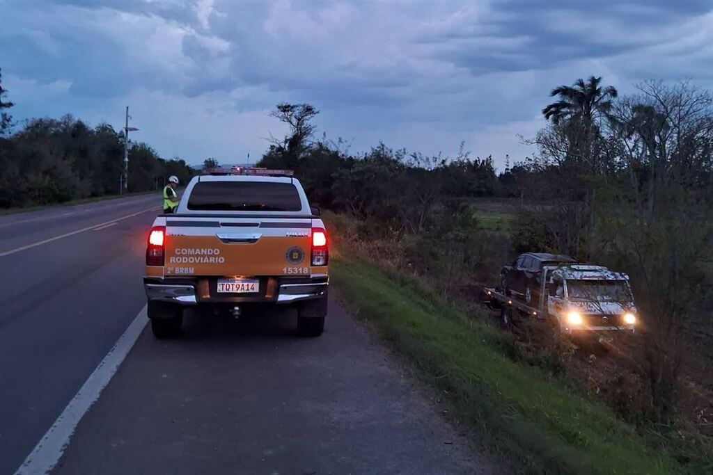 Mulher fica ferida após carro sair da pista e capotar na RSC-287, em Agudo