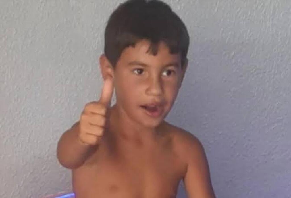 Menino de 8 anos morre após árvore cair sobre casa em Porto Alegre