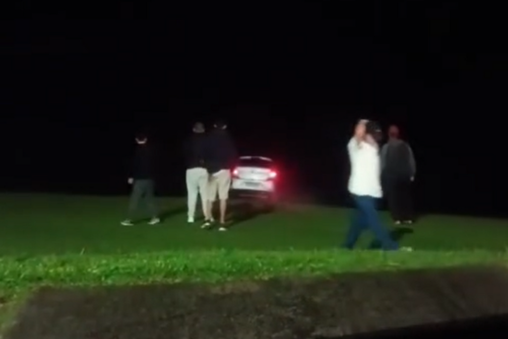 VÍDEO: Carro despenca do Morro do Farol, em Torres, e deixa motorista ferido