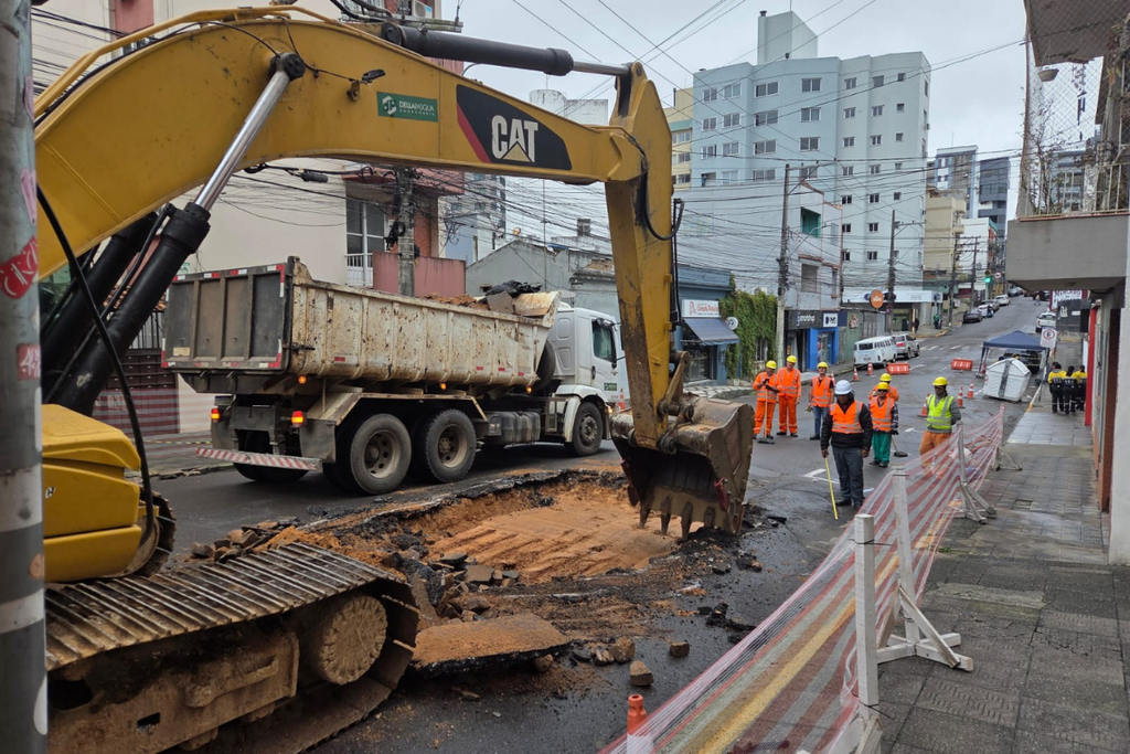 Trecho da Floriano Peixoto tem bloqueio total para obras nesta segunda-feira