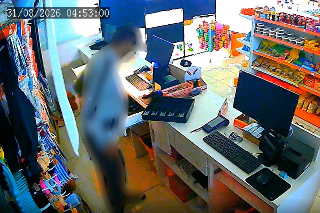 Homem é flagrado por câmeras durante furto a loja no Centro de São Gabriel