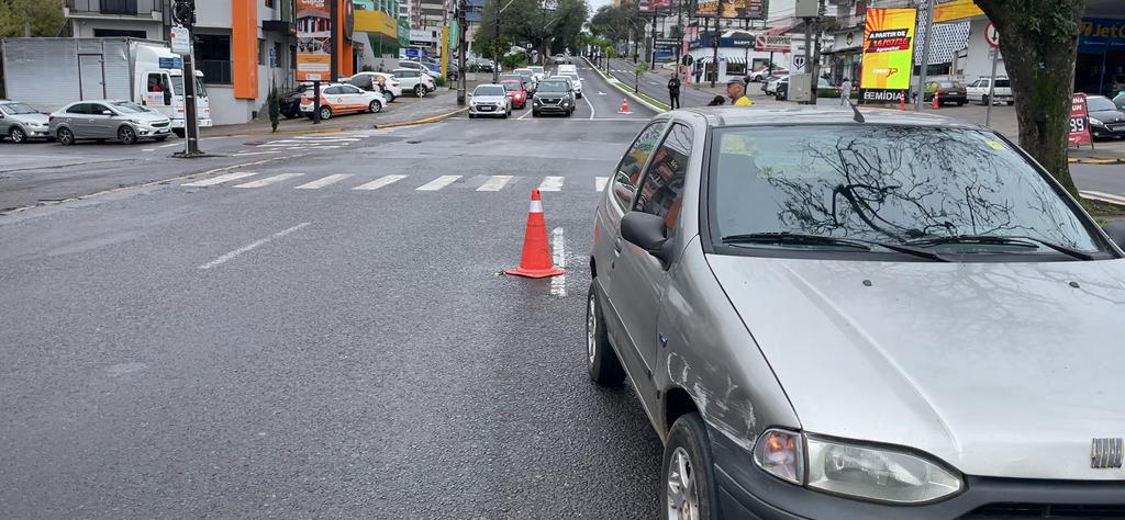 Acidente entre ônibus e carro causa estreitamento de pista na Avenida Medianeira