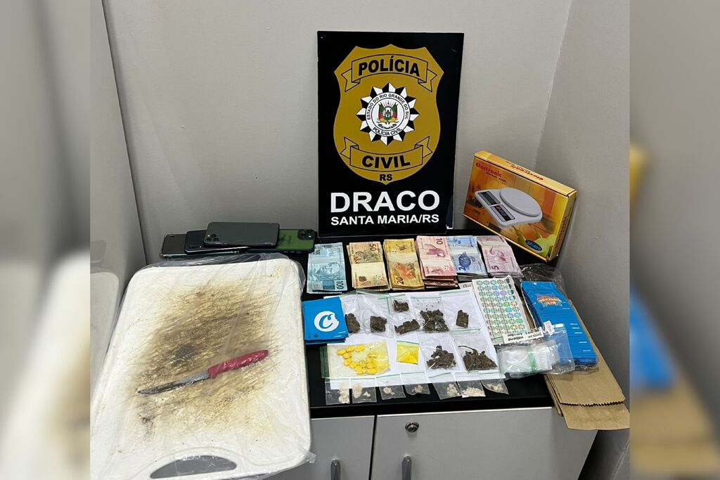 Jovem joga drogas e celular pela janela durante ação policial e acaba preso por tráfico em Santa Maria