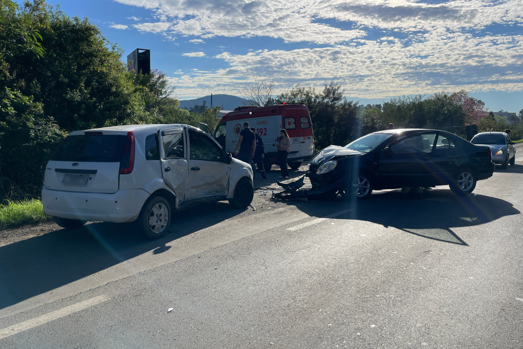 Acidente entre dois carros causa lentidão na Faixa Nova de Camobi