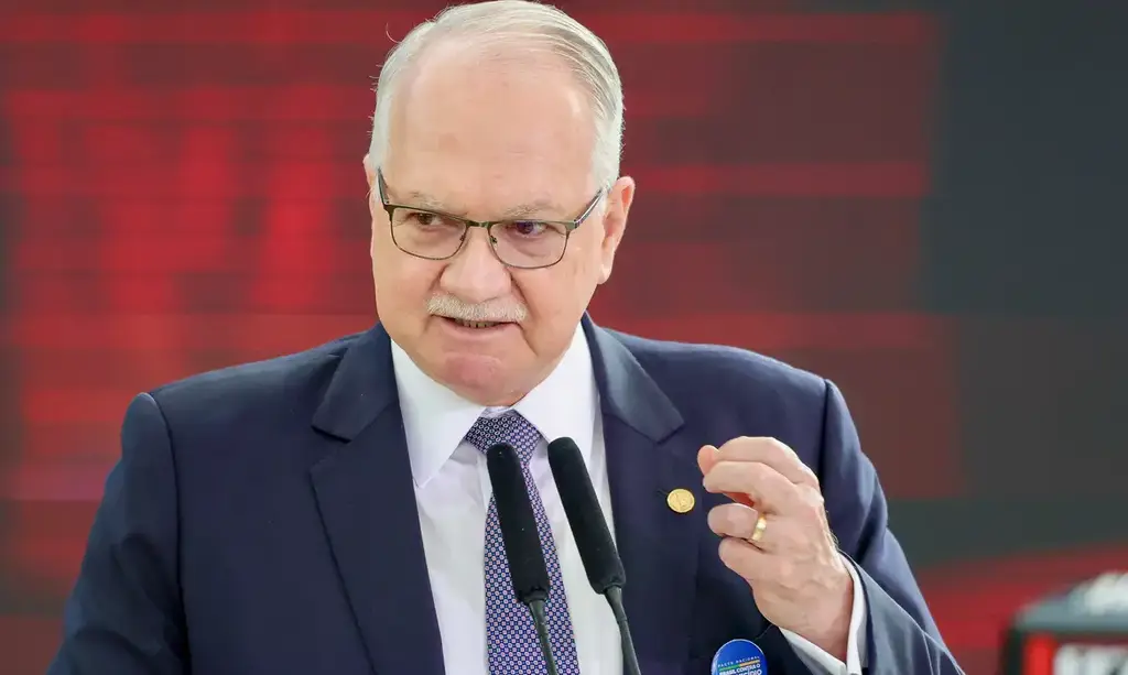 Fachin dá 5 dias para Mendonça e Gonet responderem acusação de Moraes