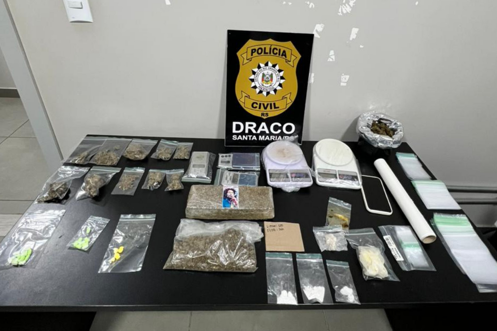 Jovem é preso com maconha, cocaína, ecstasy e outras drogas no centro de Santa Maria