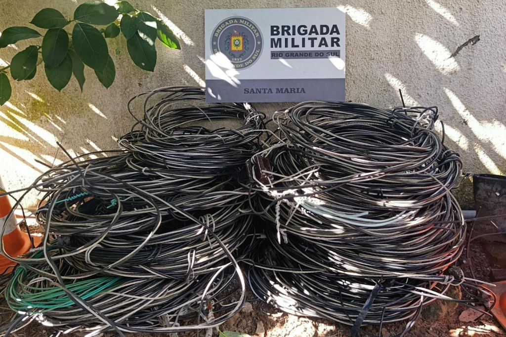 Cerca de 500 metros de cabos de ligação clandestina de energia são retirados no Bairro Caturrita