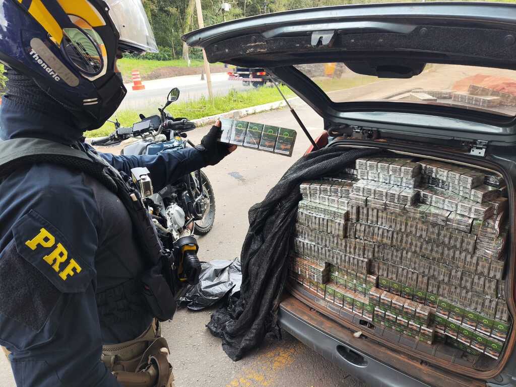 PRF apreende automóvel carregado com cigarros contrabandeados em Santa Maria