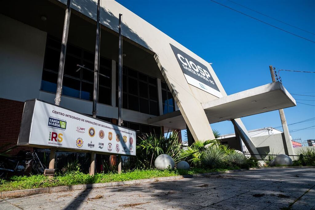 Jovem cai de 2 metros de altura ao tentar furtar ar-condicionado de motel e é detido em Santa Maria