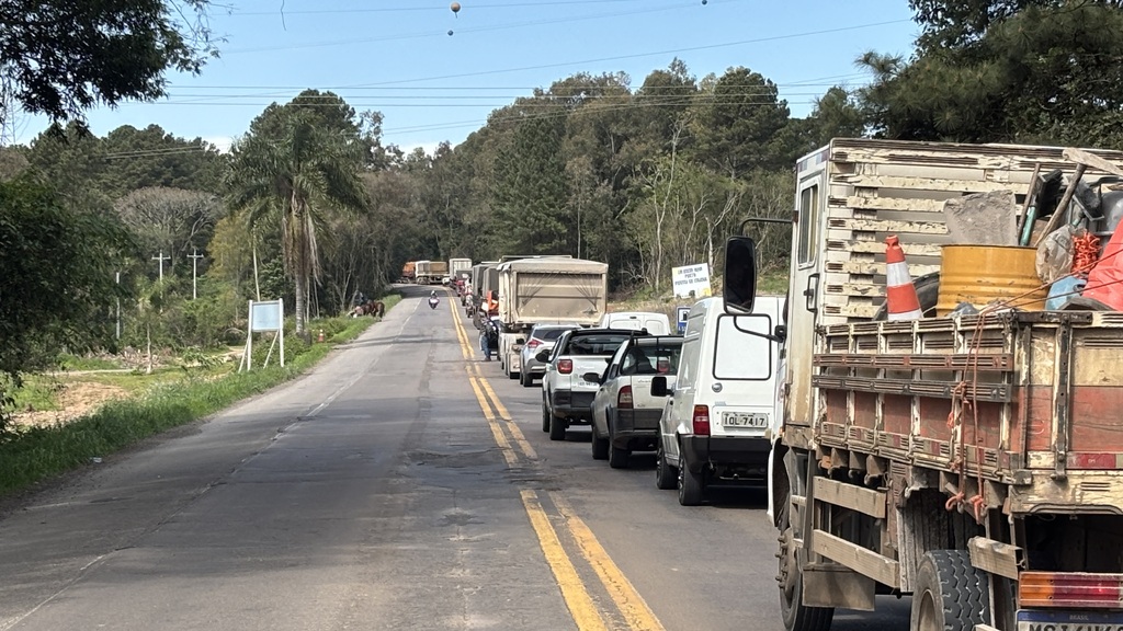 Filas na BR-158 passam de 3 km durante operação para retirada de pedras na Serra de Itaara