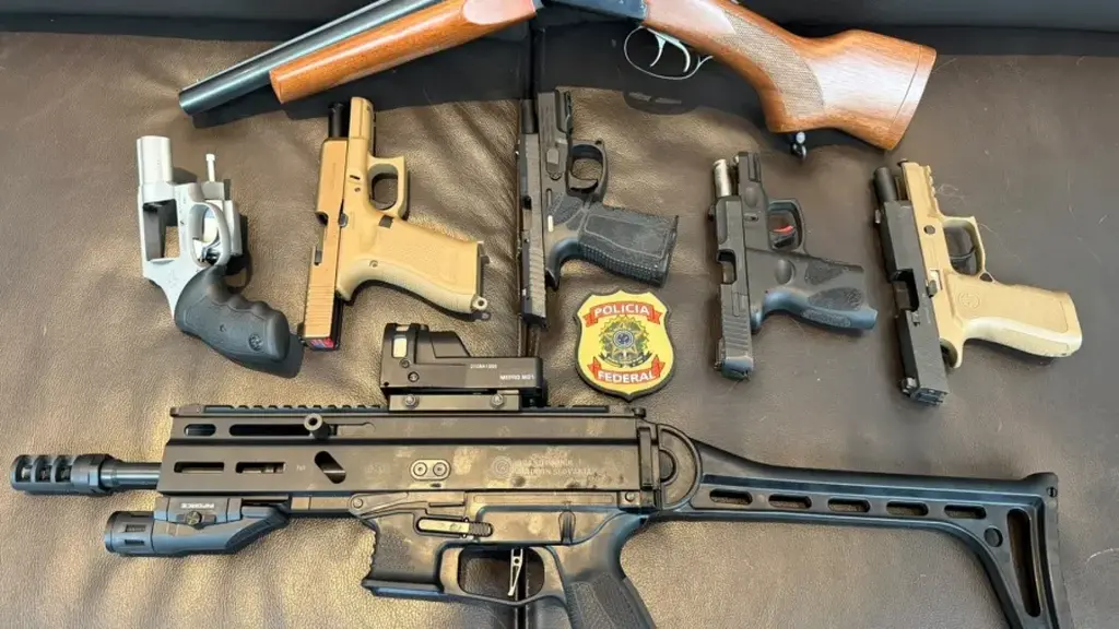 PF apreende sete armas de Mario Frias em operação que investiga desvio de emendas para filme sobre Bolsonaro