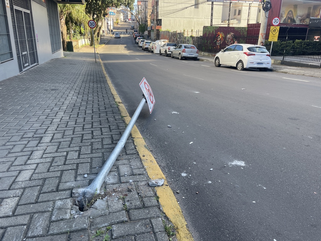 Colisão entre dois carros deixa danos materiais no centro de Santa Maria