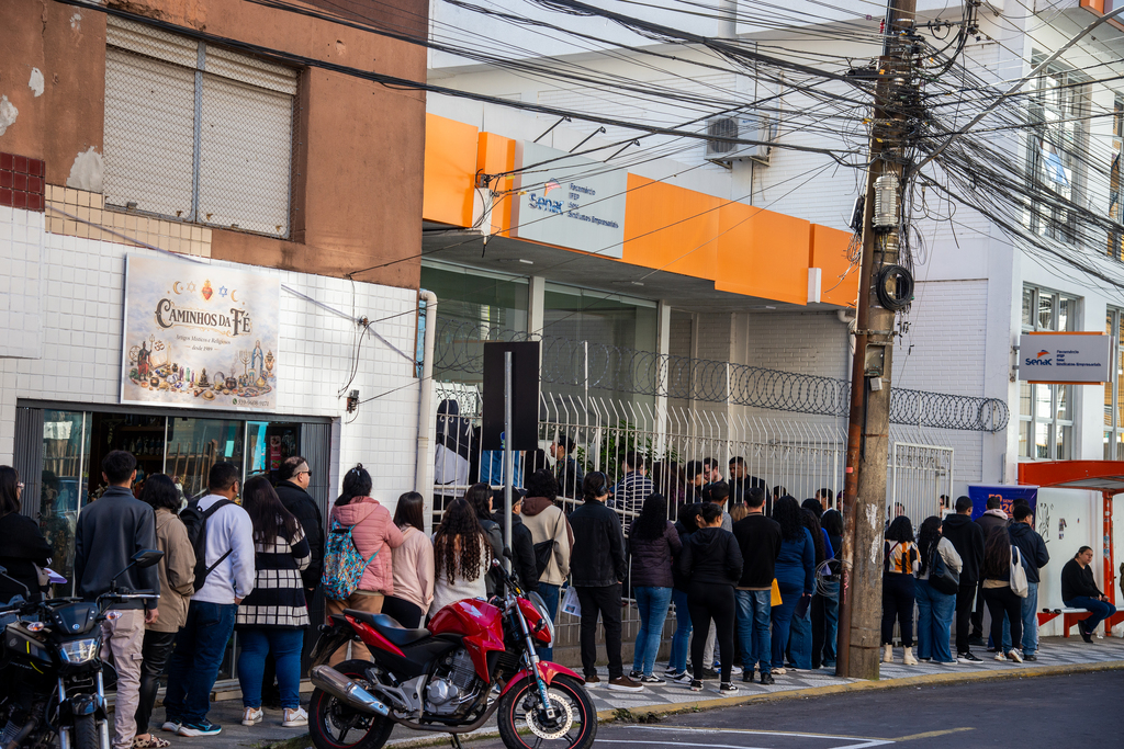 Feirão de Empregos do Senac reúne candidatos em fila e oferece mais de 110 vagas em Santa Maria até o final da tarde desta quarta