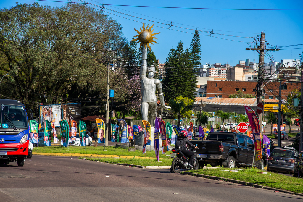 Quais as regras para bandeiras de candidatos em canteiros e rotatórias; motoristas de Santa Maria reclamam de falta de visibilidade