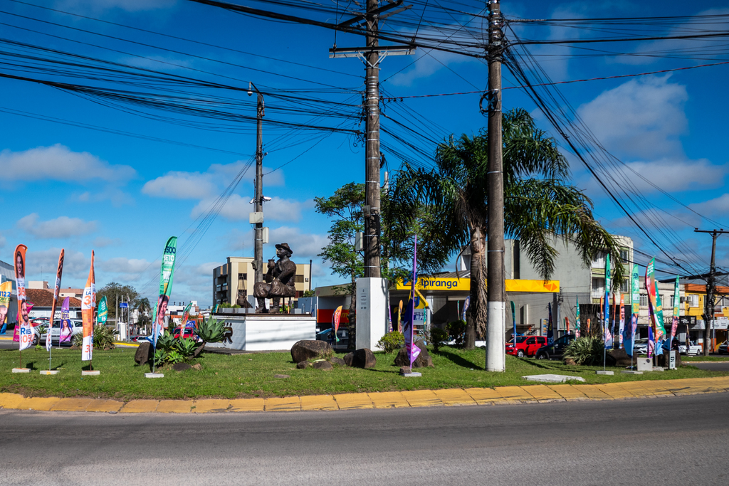 Após reclamações por excesso de bandeiras políticas em rotatórias e canteiros, prefeitura de Santa Maria vai reunir partidos para discutir restrições