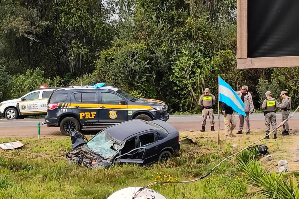 Motorista fica gravemente ferido após carro colidir na traseira de caminhão na BR-290, em São Gabriel