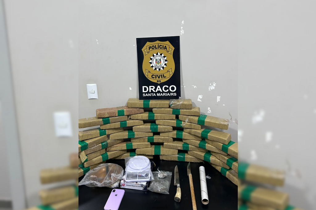Jovem é presa por tráfico após polícia encontrar mais de 24 quilos de maconha em apartamento em Santa Maria
