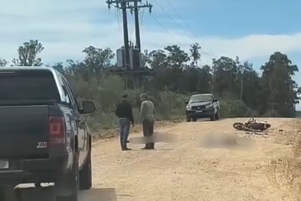 Dois homens morrem em acidente entre motocicleta e caminhonete em São Gabriel