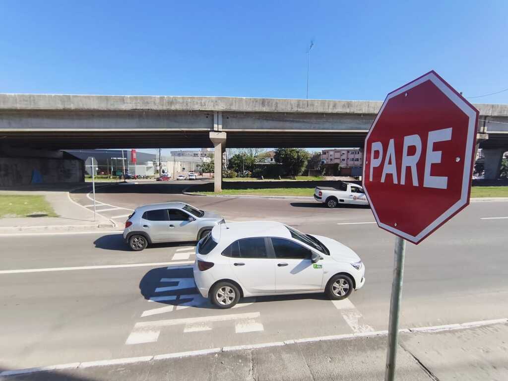 VÍDEO: Mudança de preferencial na rotatória do viaduto da Duque de Caxias requer atenção para evitar acidentes; entenda