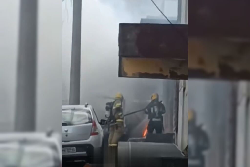 título imagem VÍDEO: Bombeiros combatem incêndio em veículo no Centro de Santa Maria