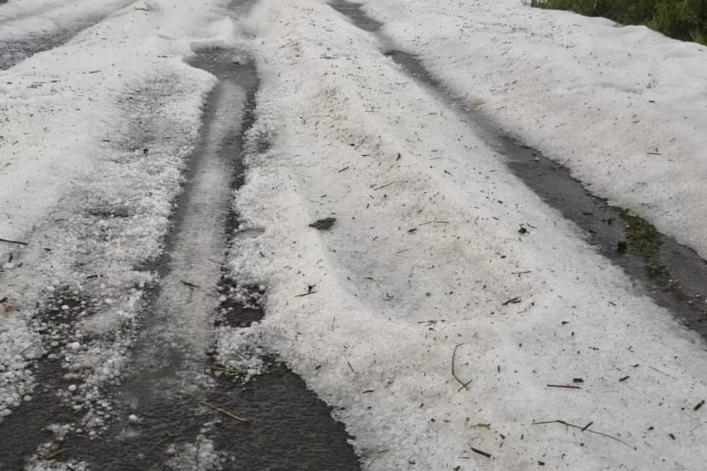 Granizo cobre trecho da ERS-149 entre Pinhal Grande e Nova Palma; vídeo mostra carro derrapando na pista