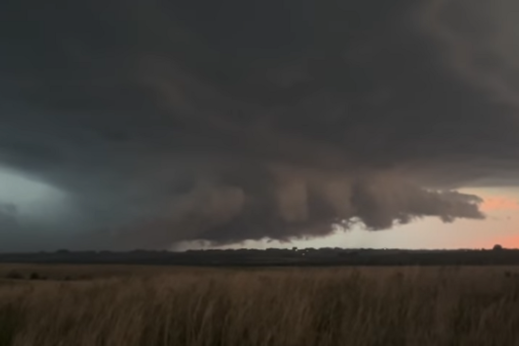 VÍDEO: Após passagem por Santa Maria, caçadores de tempestades registram supercélula em Alegrete