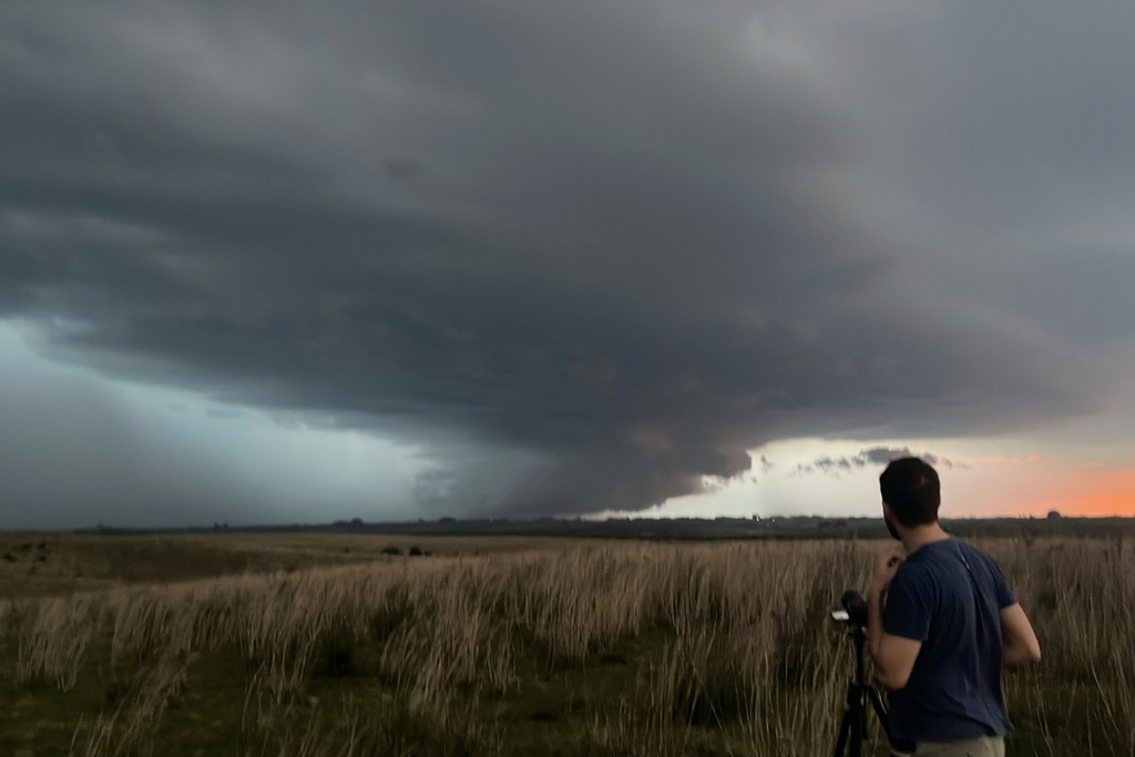 VÍDEO: Após passagem por Santa Maria, caçadores de tempestades registram supercélula em Alegrete