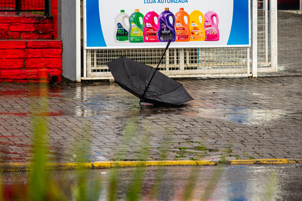 Chuva causa destelhamentos, alagamentos e deslizamentos em Santa Maria; duas famílias deixam suas casas