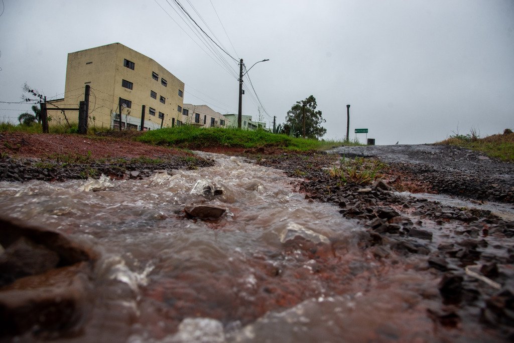 Granizo de até 10 cm e outubro chuvoso: meteorologista da UFSM explica fenômeno e prevê chuva até 200 mm acima da média neste mês
