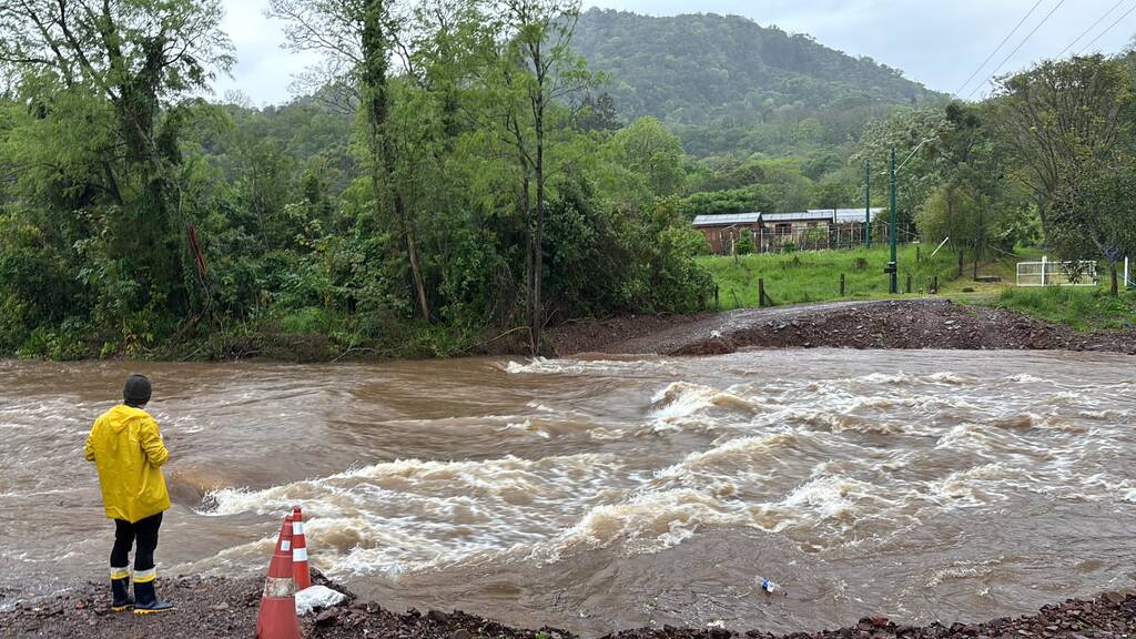 Chuva forte alaga ruas, invade casas e deixa água quase na altura do joelho em pontos de Santa Maria