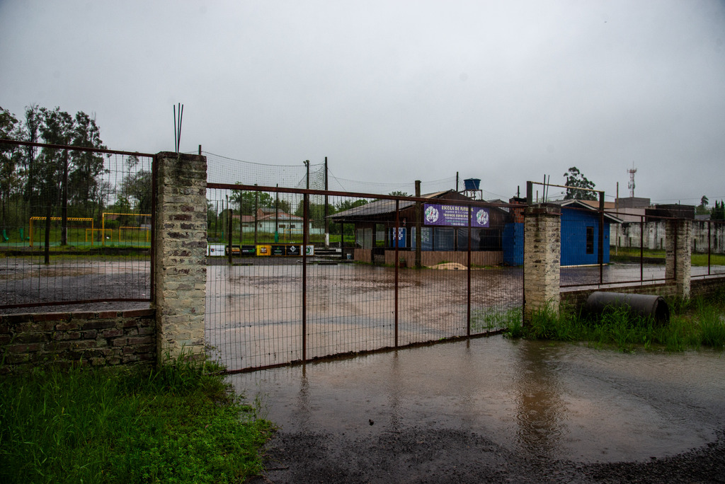 Chuva forte alaga ruas, invade casas e deixa água quase na altura do joelho em pontos de Santa Maria