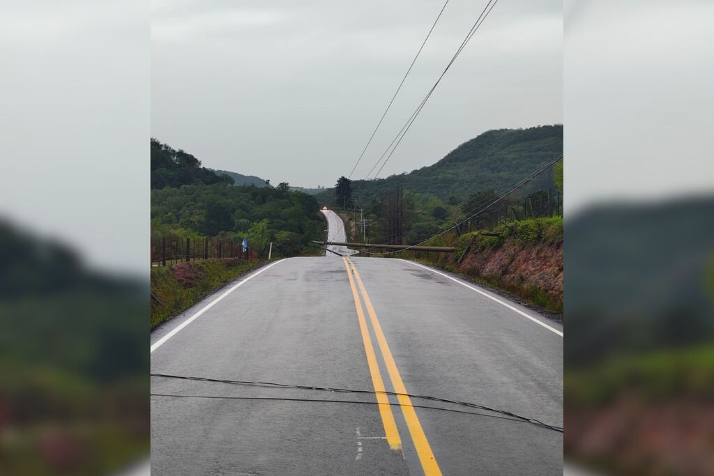 Queda de postes bloqueia totalmente a ERS-516 em São Martinho da Serra