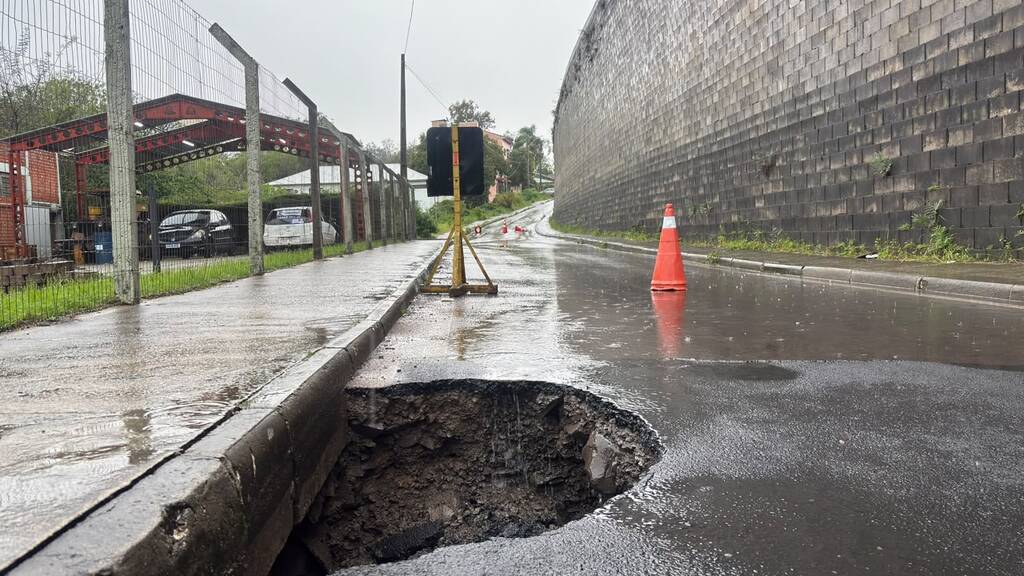 Cratera provoca bloqueio total de acesso ao Bairro São José pela Faixa Velha, em Santa Maria