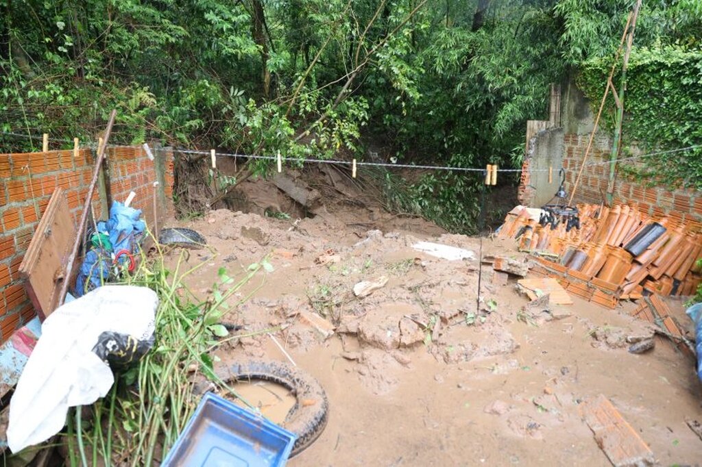 Deslizamento de terra atinge casas no Morro do Cechella; mais de 20 residências são monitoradas