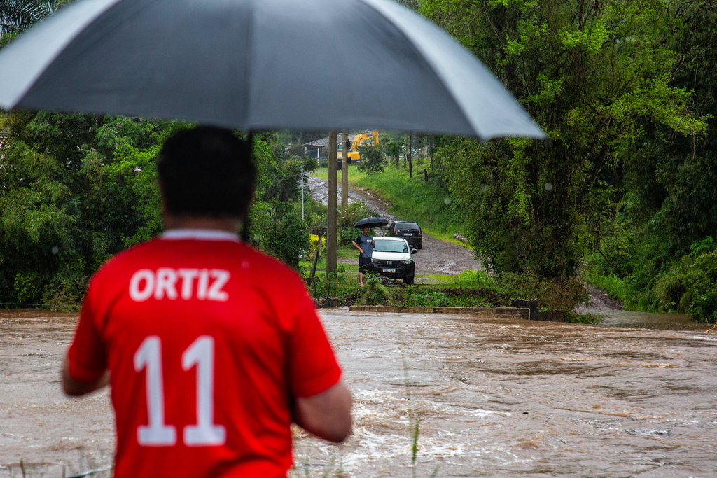 Famílias ficam isoladas após elevação do Rio Vacacaí no distrito de Arroio Grande, em Santa Maria