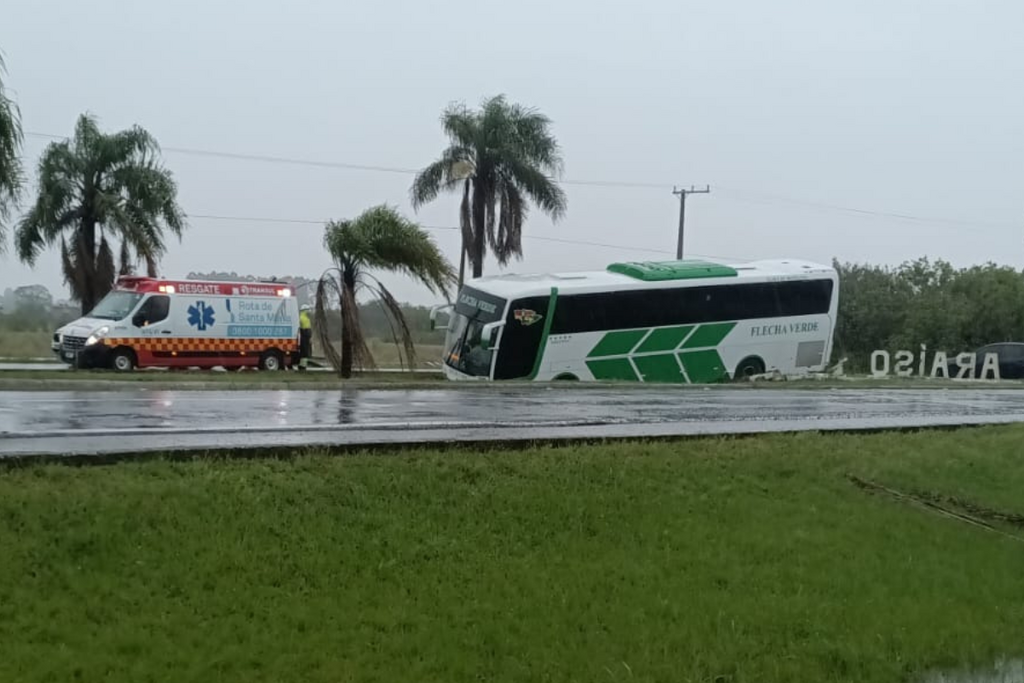 Ônibus sai da pista e invade canteiro central na RSC-287, em Paraíso do Sul