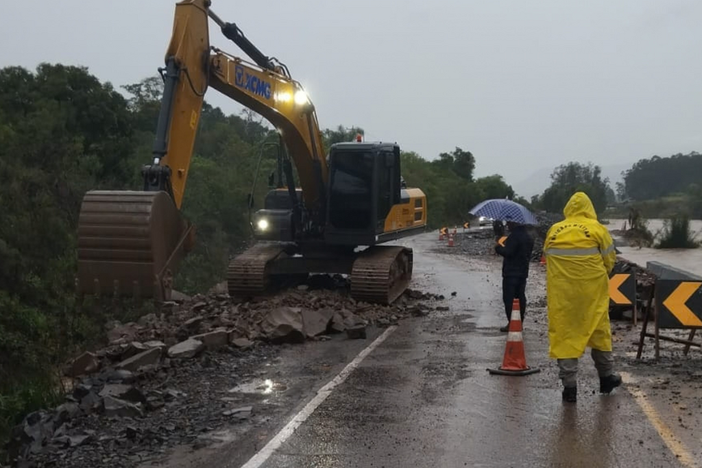 Trecho da ERS-149 tem meia pista bloqueada após danos no asfalto em Nova Palma