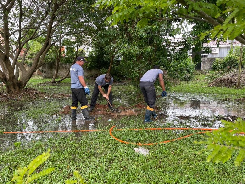 Prefeitura realiza serviços de limpeza e de desobstrução de bueiros após período de chuva intensa