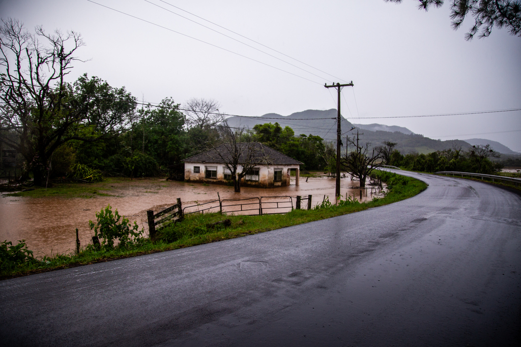 Com 16 pessoas ilhadas e pelo menos 26 casas alagadas, prefeitura atualiza balanço da chuva em Santa Maria