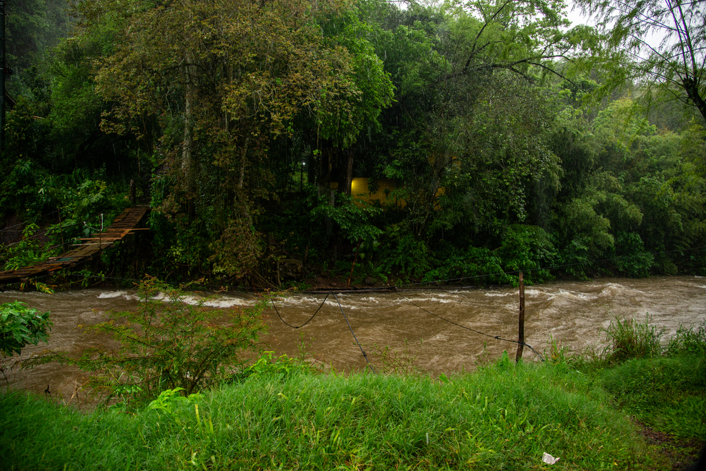 Com água dentro de casa, mais de 200 moradores permanecem no andar superior das residências no Passo do Verde