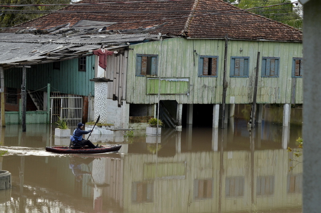 Cheia do Rio Vacacaí atinge cerca de 60 pessoas no Passo do Verde, em Santa Maria