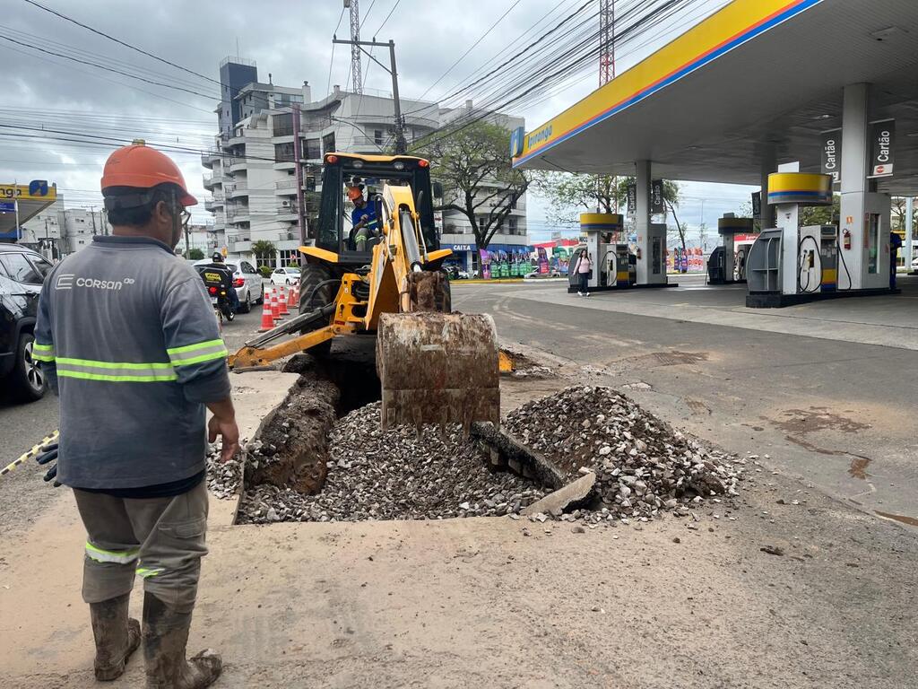 Após buracos em vias de Santa Maria, Corsan alerta para uso incorreto da rede de esgoto