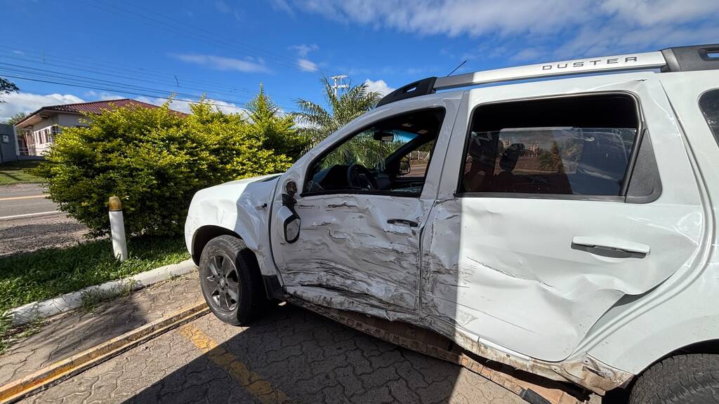 Motorista fica ferido após colisão entre ambulância e Duster na RSC-287, em Santa Maria