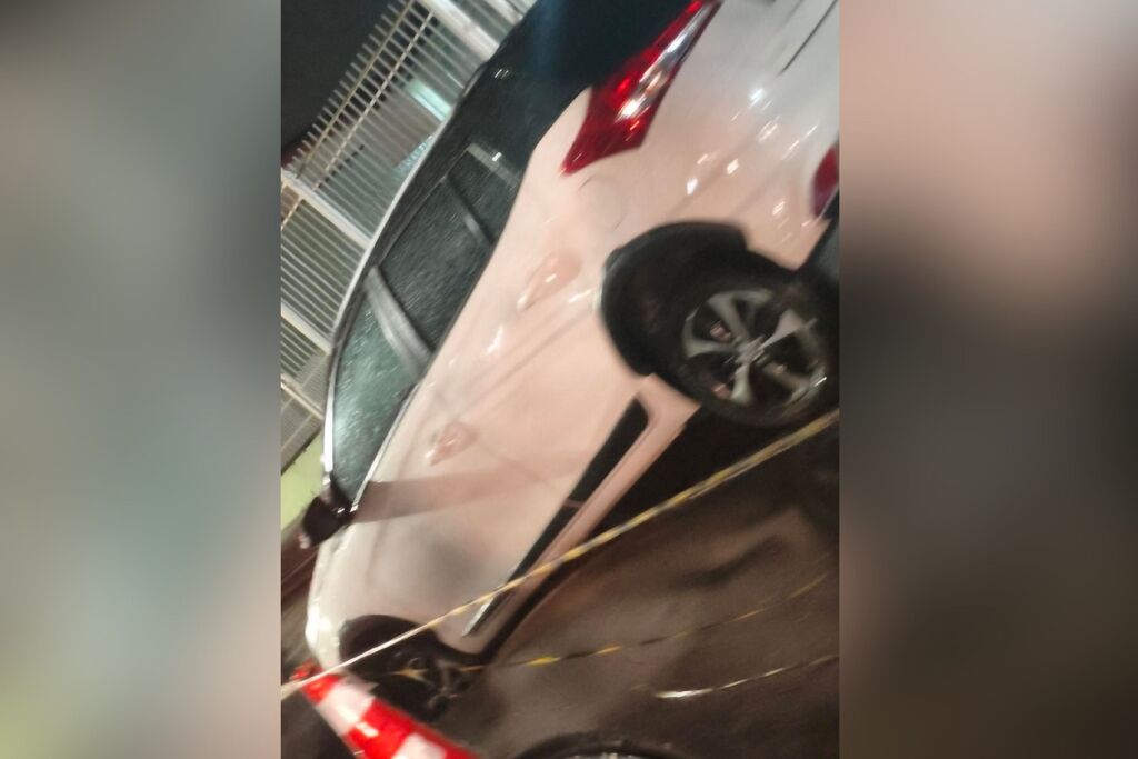 Carro cai em buraco e deixa trânsito parcialmente bloqueado no centro de Santa Maria