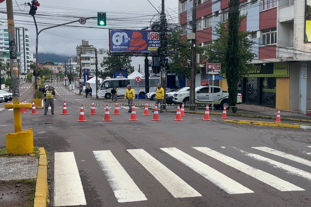 Avenida Medianeira tem bloqueio total em frente à sede da Justiça Eleitoral; confira alternativas