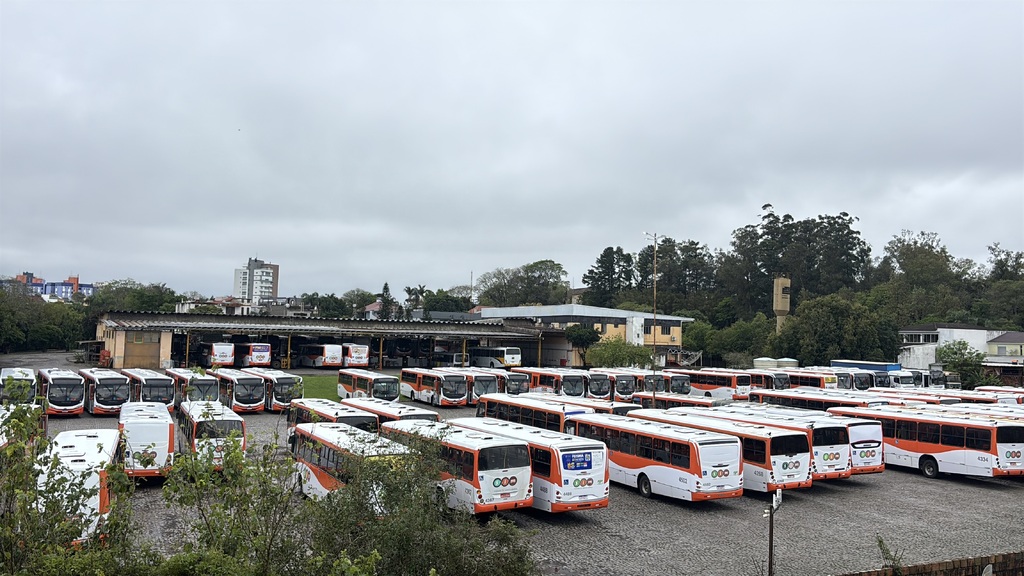 Ônibus deveriam seguir grade de dias úteis neste domingo, mas parte da frota é encontrada parada em Santa Maria