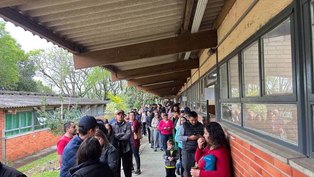 Eleitores relatam mais de uma hora de espera para votar na Escola Augusto Ruschi
