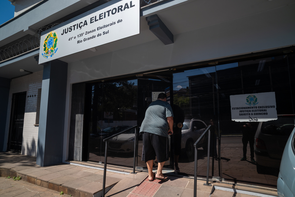 Filas, ausência de mesários e relatos de bandeiraço marcam manhã de votação em Santa Maria