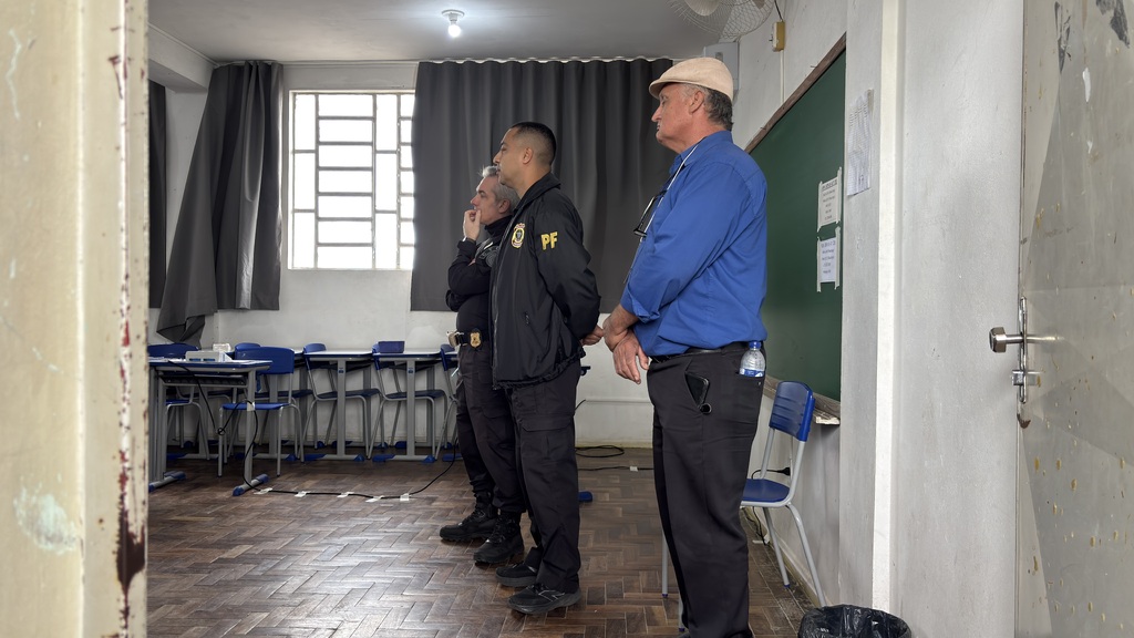 Urna trava e presidente de seção é acusado de gritar com mesária durante votação em Santa Maria
