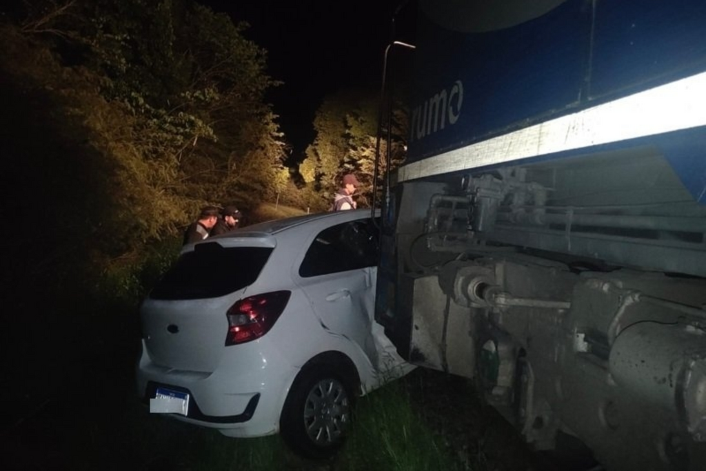 Trem colide com carro e arrasta veículo em avenida de Júlio de Castilhos
